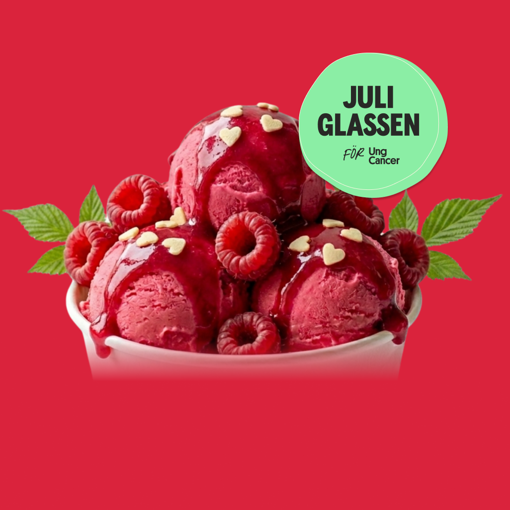 mörkrosa glass i en vit bägare, tre stycken kulor toppade med hallon och vitt hjärtformat strössel